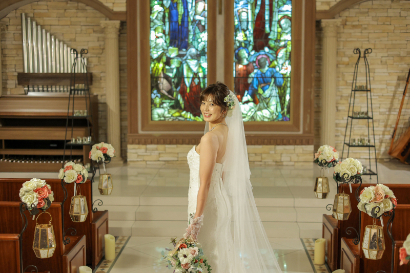 美シルエットの見返りショット