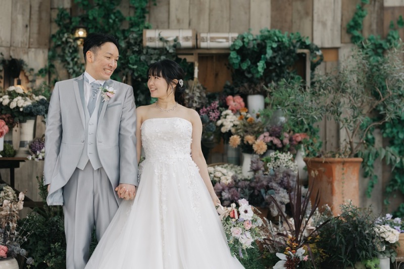 色とりどりのお花の前で