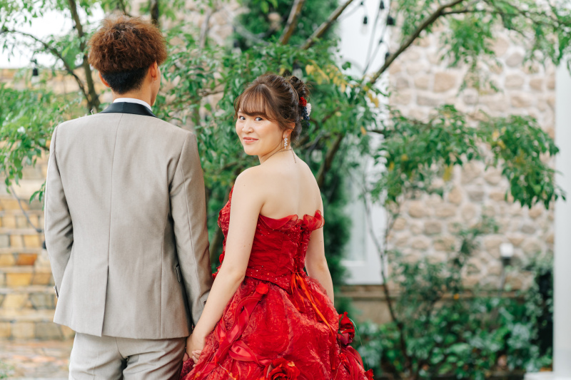 手つなぎ×振り返りショット