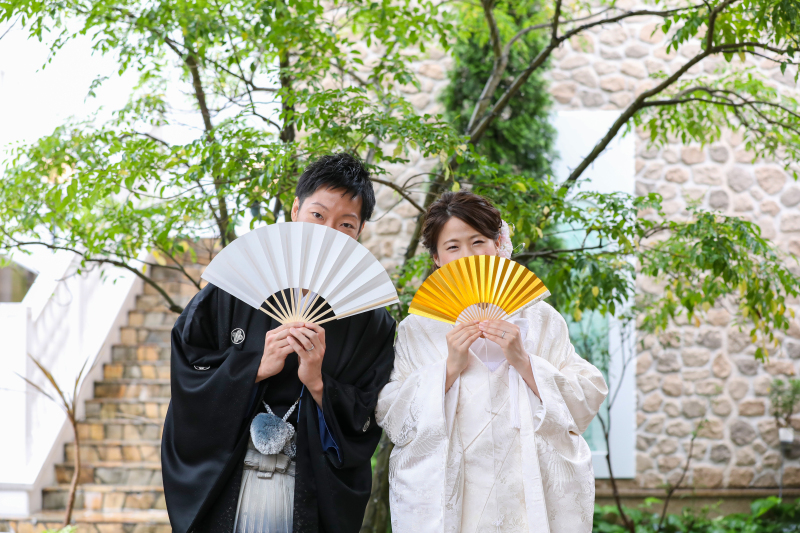扇子を持ってツーショット