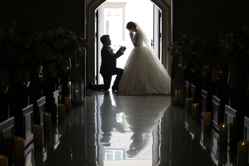 チャペルの扉前で