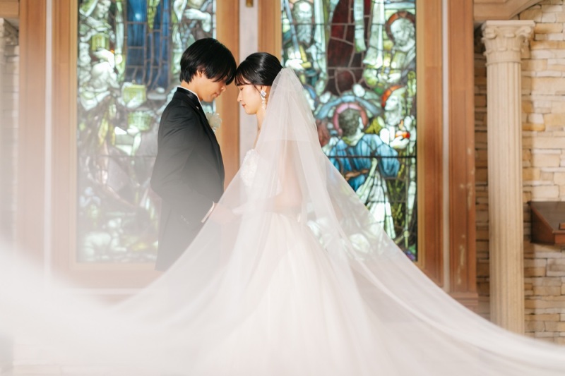 ステンドグラスが透けるベールショット