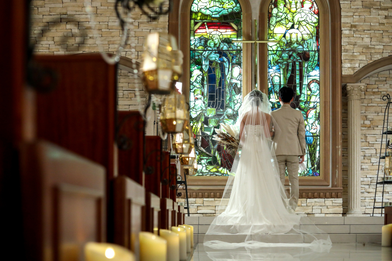 輝くステンドグラスとおふたり