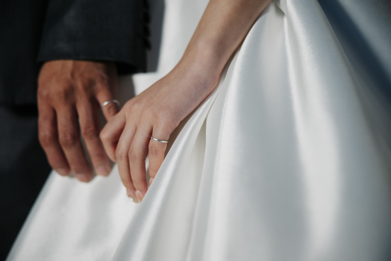 そっと輝く、小指のリング