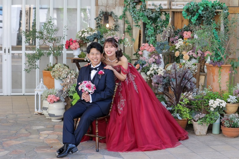 ご新郎様に手を添えて