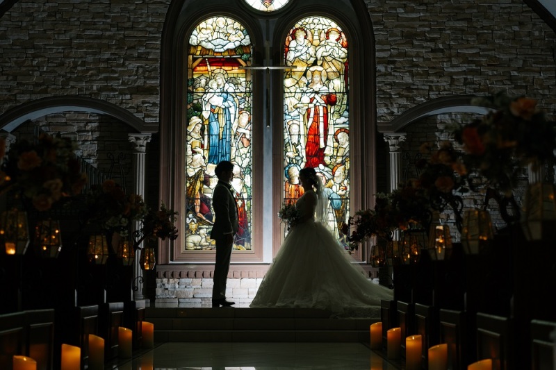 照明を落としたチャペル