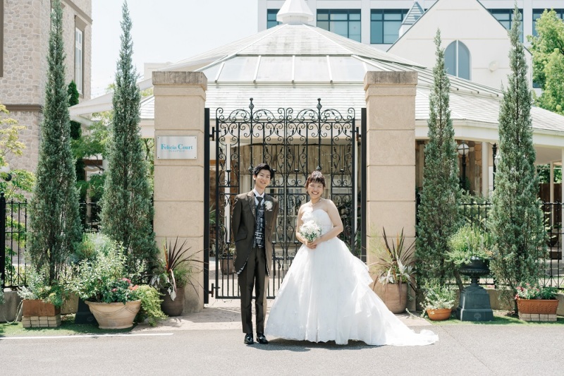 大きな門の前で