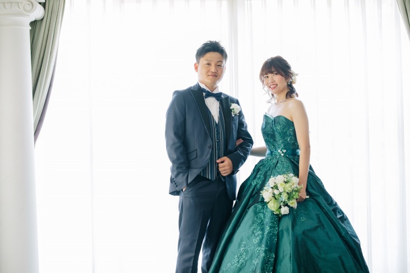 自然光が降り注ぐ披露宴会場にて