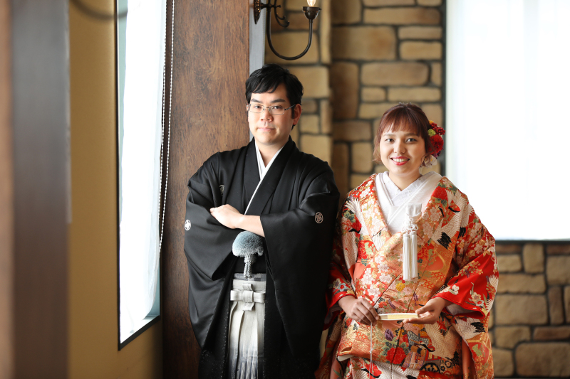 オシャレな壁をバックに撮影