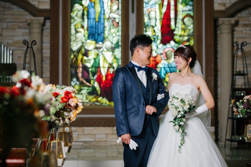 虹色の光輝くステンドグラス