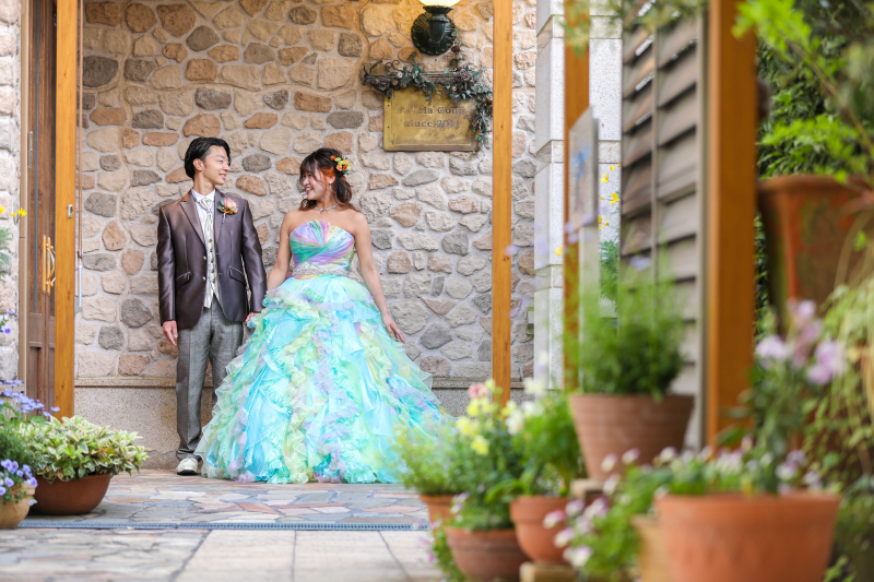 オシャレな壁をバックに撮影