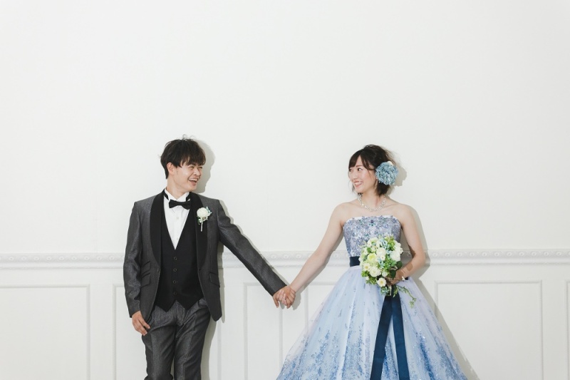 カラードレスの映える白壁