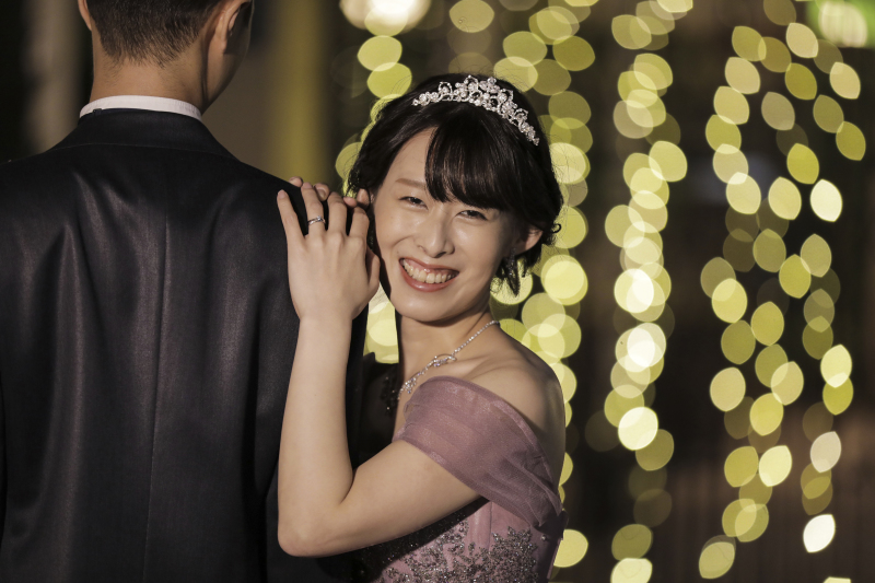 イルミネーションをバックに