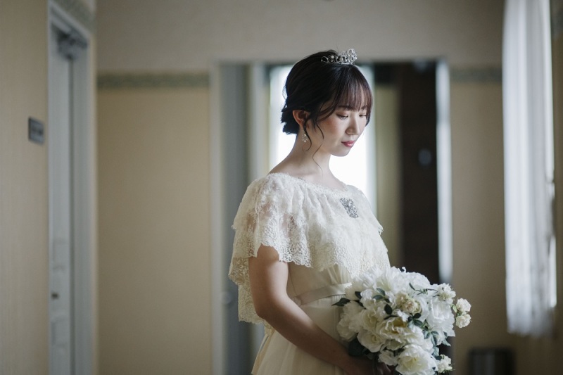 オフショルダーのドレス