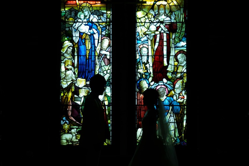 チャペルでシルエットフォト