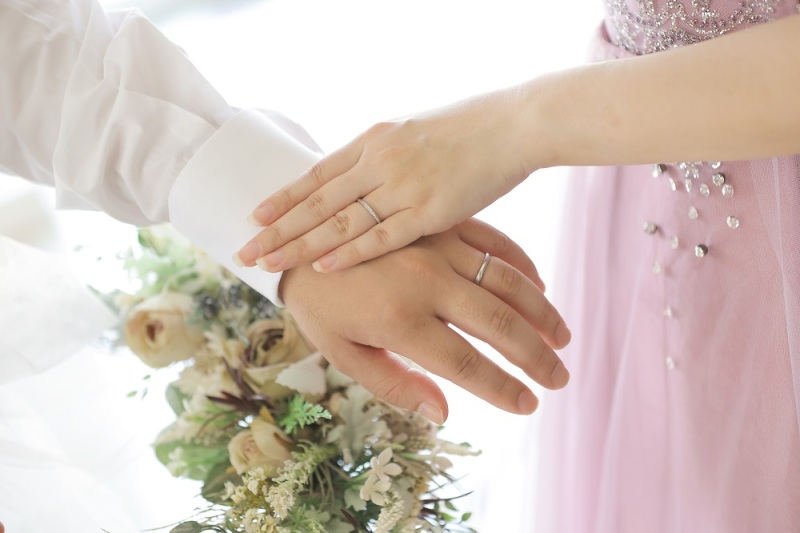 おふたりの手を添えて