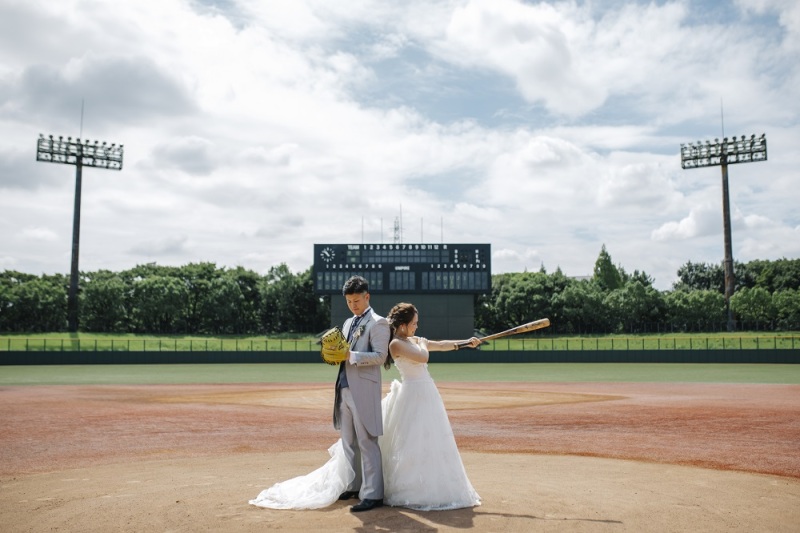 快晴の青空のもと野球場でのロケーションフォト