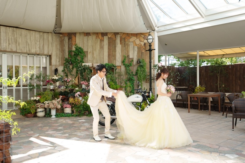 ご新郎様がご新婦様のトレーンを...!