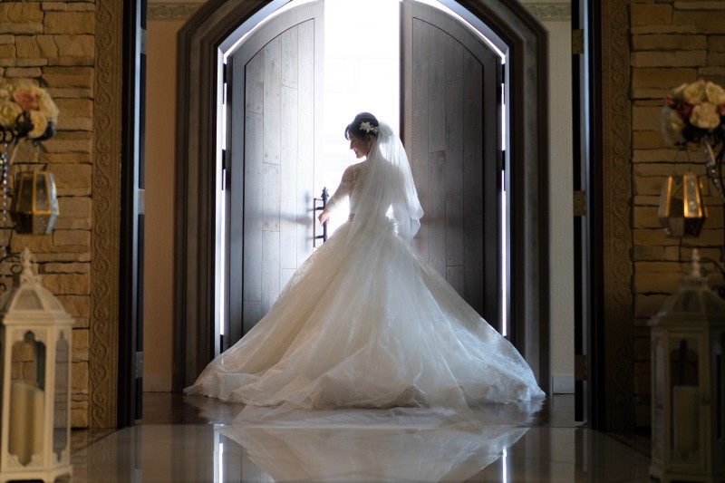 扉の前で光が差し込むショット