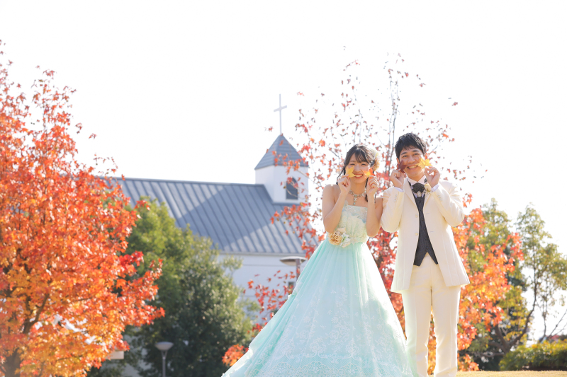 落ち葉を使ってポーズ✷