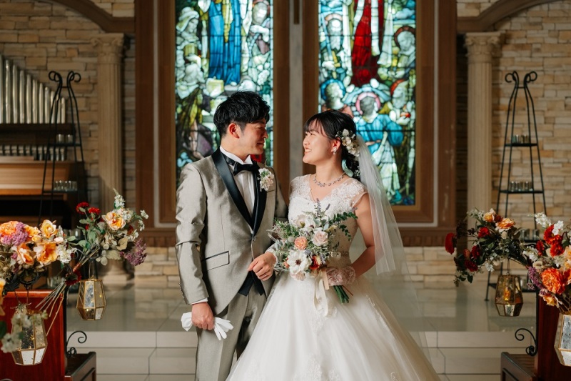 永遠の誓いをチャペルの前で