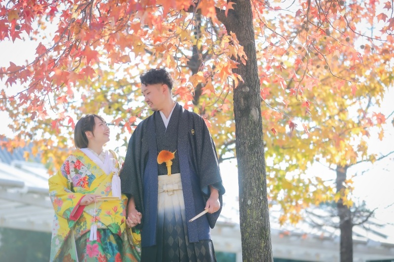 紅葉の木々の下で...