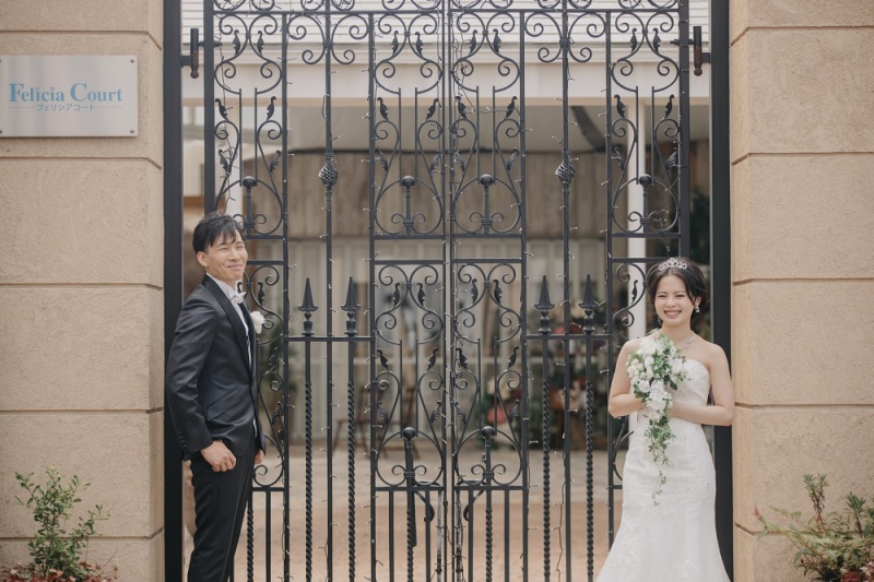 門の前でのショット