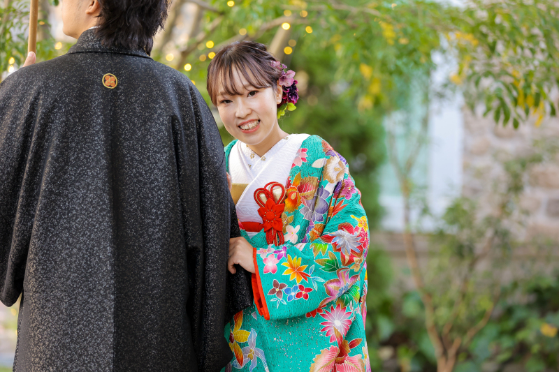 ちょこんと可愛い腕組みショット