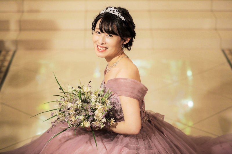 ステンドグラスが映り込むバージンロードで