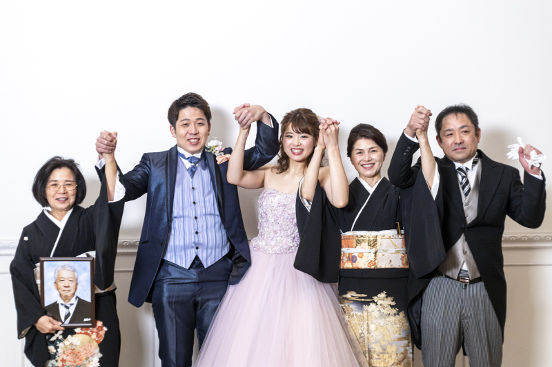 両家の結びつき~仲良し手繋ぎショット~