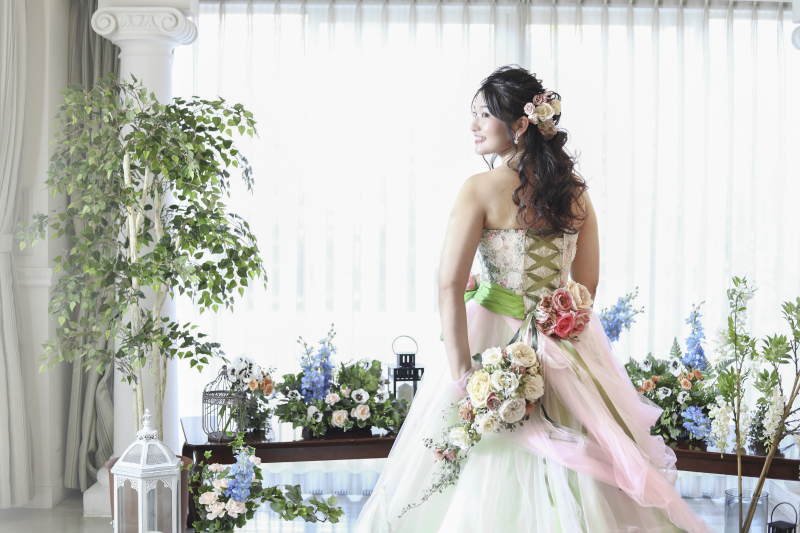 後ろ姿も素敵なカラードレス