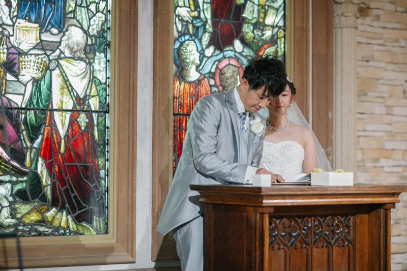 結婚証明書にサイン