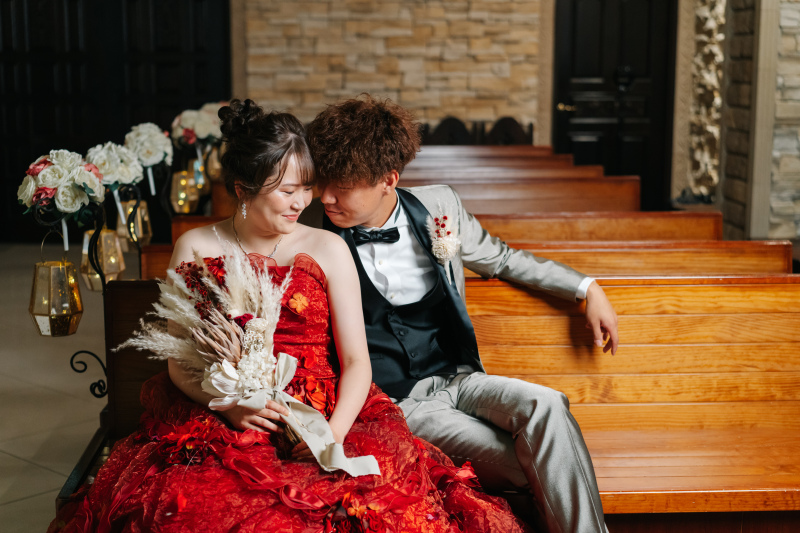 ベンチで寄り添って…