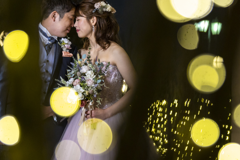 雨降る夜に輝くイルミネーション