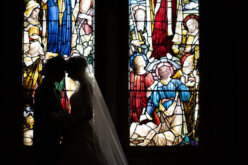 ステンドグラスをバックに✷