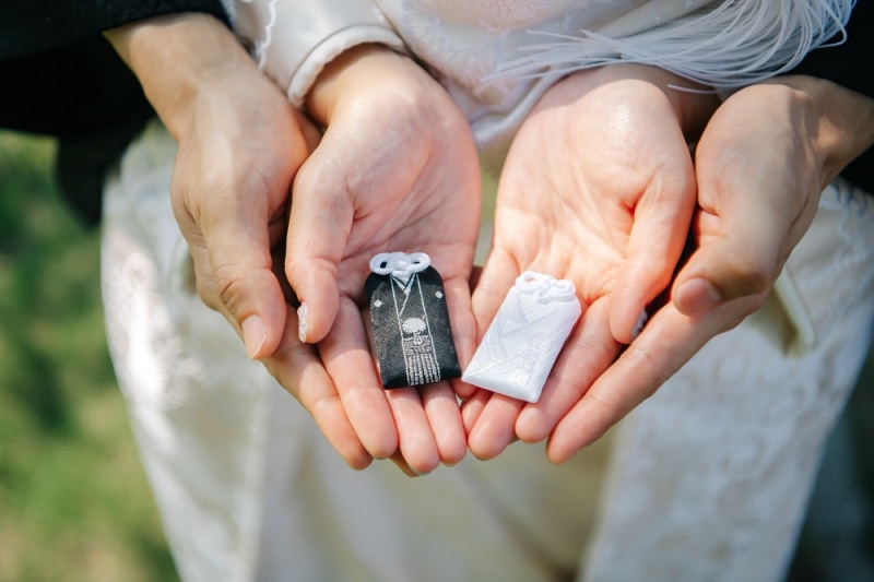 おふたりの手とお守り