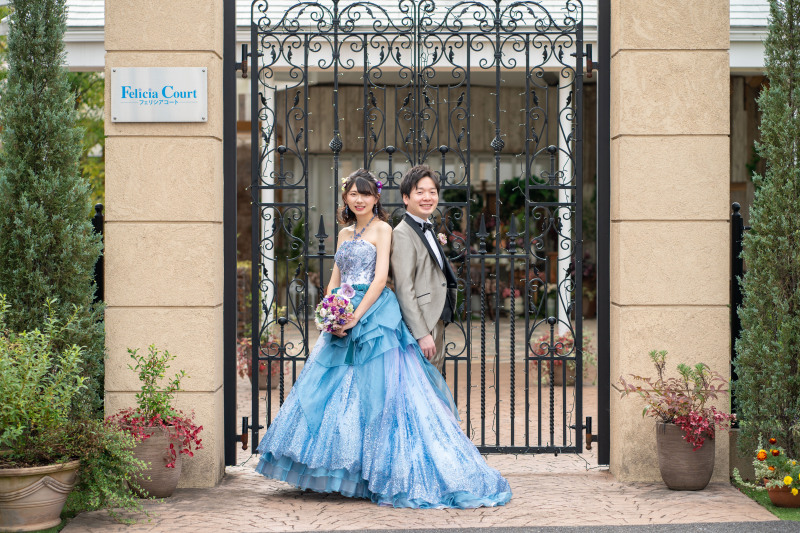 洋風な門の前で✷