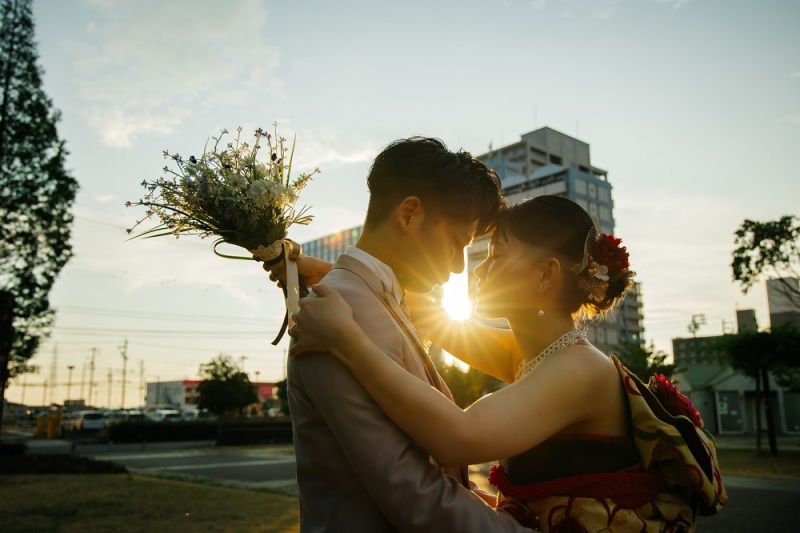 夕日をバックにして...