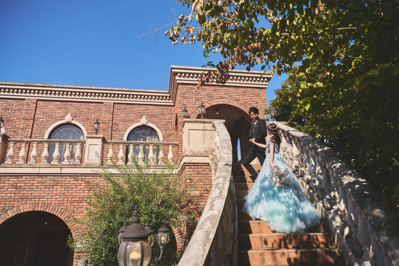 階段でエスコート