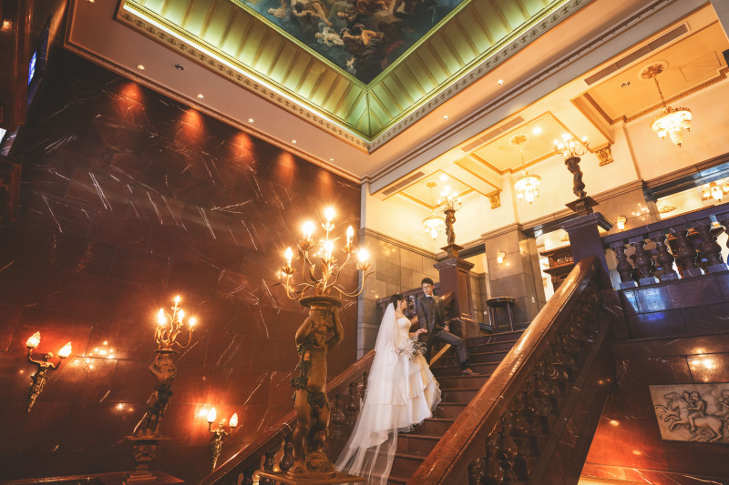 階段でエスコート