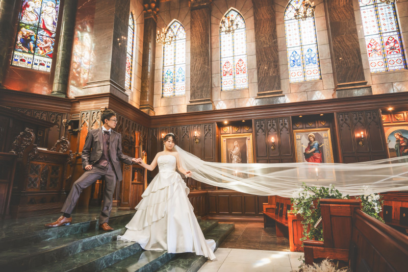 ステンドグラスが映えるチャペル