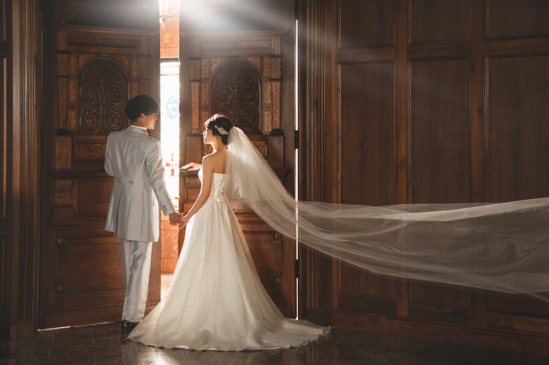 光差し込む幻想的な空間で