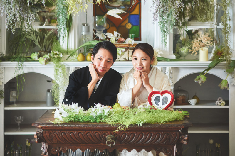 テーブルに座って