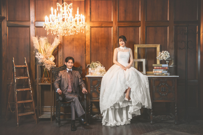 シャンデリアの下で