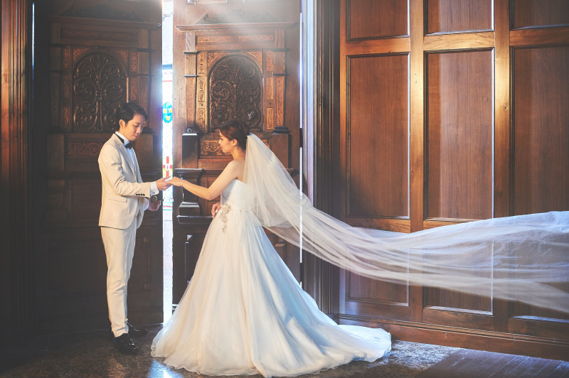 光差し込む扉前で