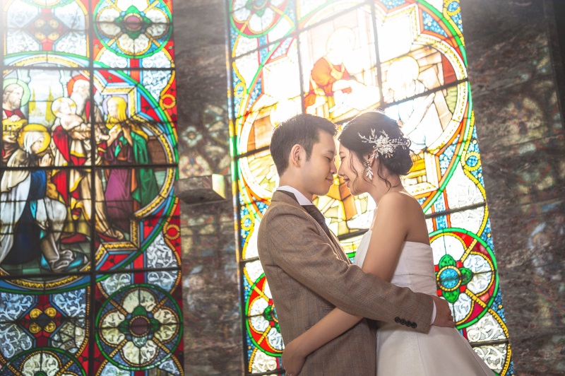 壮大なステンドグラスの前で