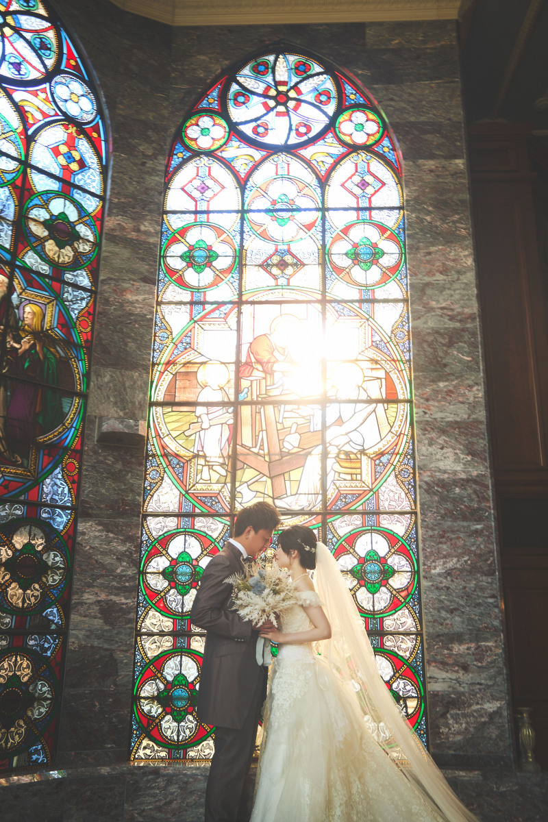 ステンドグラス前で
