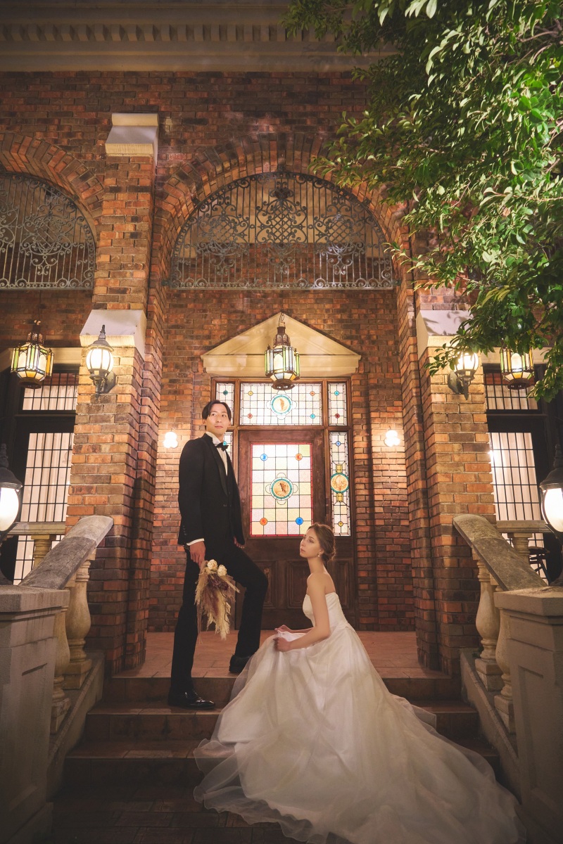 ステンドグラスの扉を背景に