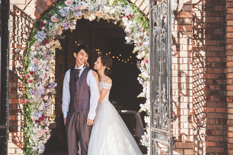 色鮮やかなフラワーアーチ