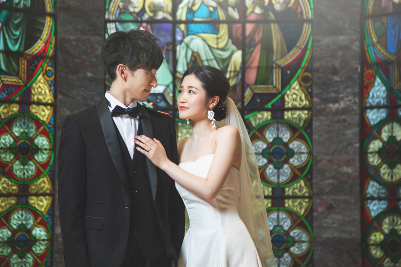 鮮やかなステンドクラスを背景に。